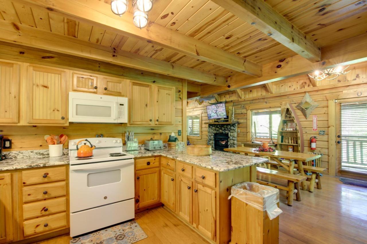 Gatlinburg Family Cabin With Private Hot Tub And Deck! Villa Exterior photo